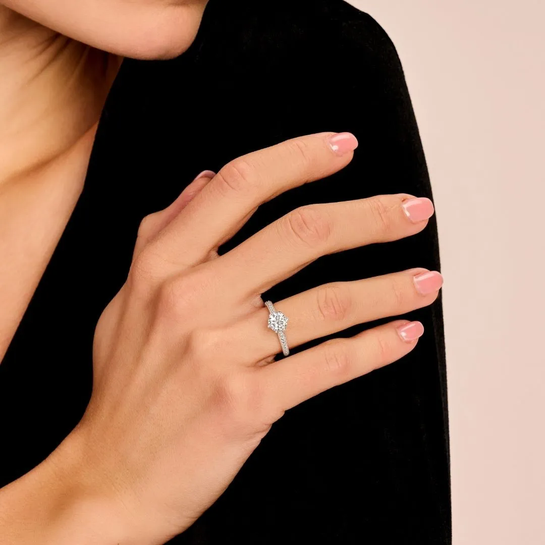 1.25 quilates anillo de oro amarillo de diamantes con diamantes en los lados 